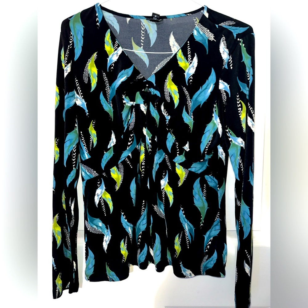 I have a nice beautiful shirt to go out in the colors are black, turquoise,green